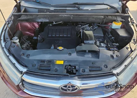 2015 Toyota Highlander Le z USA, uszkodzony, nr VIN 5TDBKRFHXFS105705